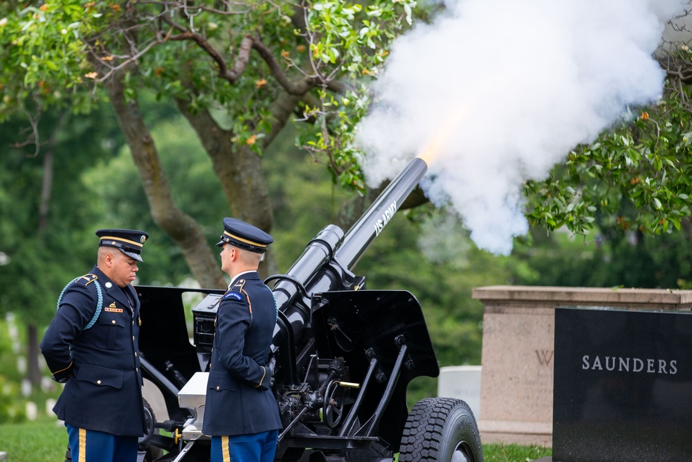 21 Gun Salute On Memorial Day 2013 Presidential Salute Battery Youtube