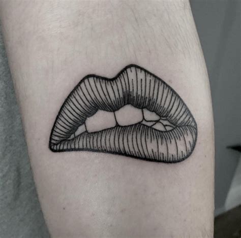 35 Most Impressive Mouth Lip And Kiss Tattoos Tattooblend