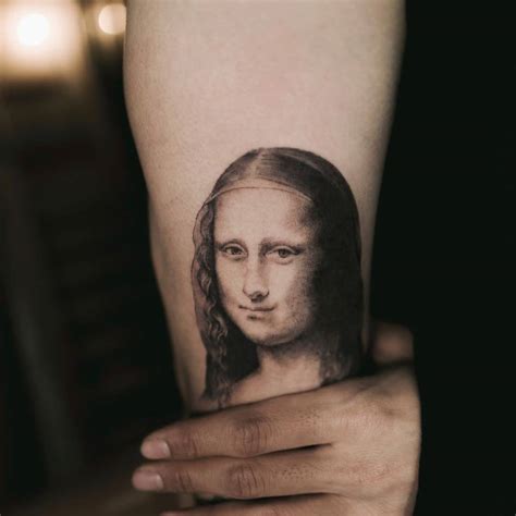 Fine Line Mona Lisa Tattoo On The Right Upper Arm Tattoos Upper Arm