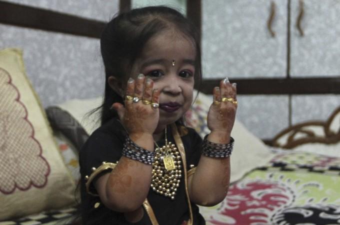 Jyoti Amge World S Smallest Woman Finds Partner In Man With Biggest