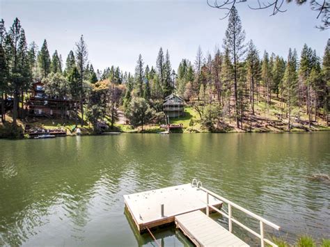 Lakeside Cabin Near Yosemite In Groveland California