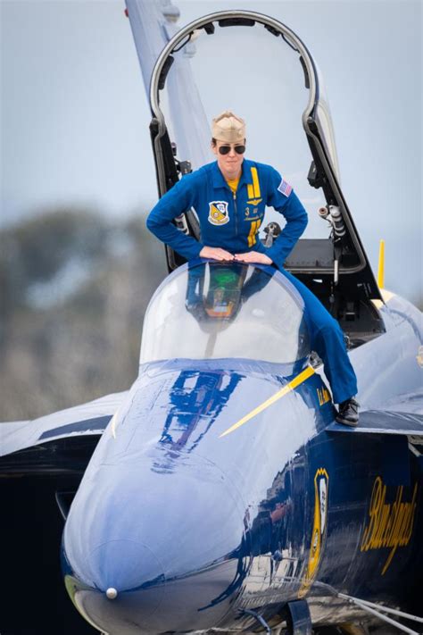 Lt Amanda Lee Is The First Female Blue Angels Flight Demonstration Jet