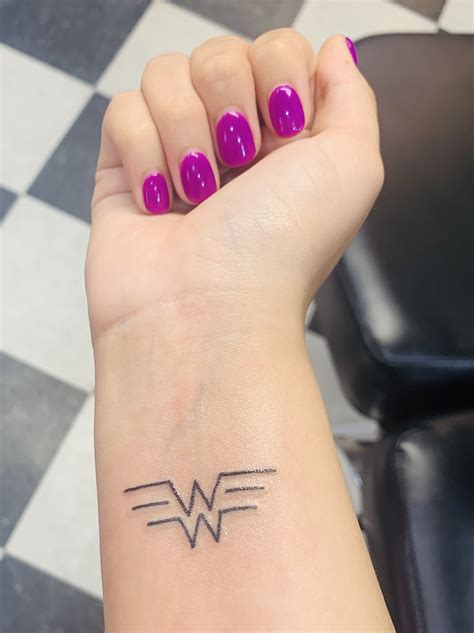 Minimalist Wonder Woman Tattoo Egyptartdrawingideas