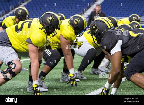 Players In The U S Army All American Bowl Practice In The Alamodome