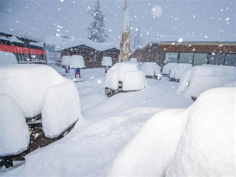 Snow Piles Up At Tahoe Ski Resort Snow Lake Tahoe