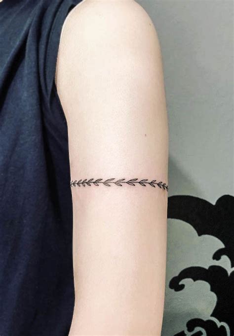 Stylish Simple Stunning Armband Tattoos A I That Make A Statement Follow For More Info Machutattoos Inkedarmbands Tattoodesigngoals Armbandart Tattooobsessed Tattoostyle Inklovers Bodyartculture Tattootrend Minimalink Customtattoos