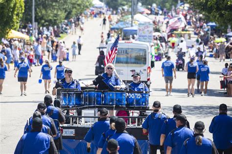 Thousands Fill The Streets For The Coast Guard Festival S Grand Parade