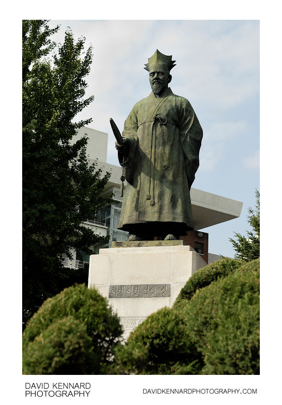 Yi Hwang Statue Ii David Kennard Photography